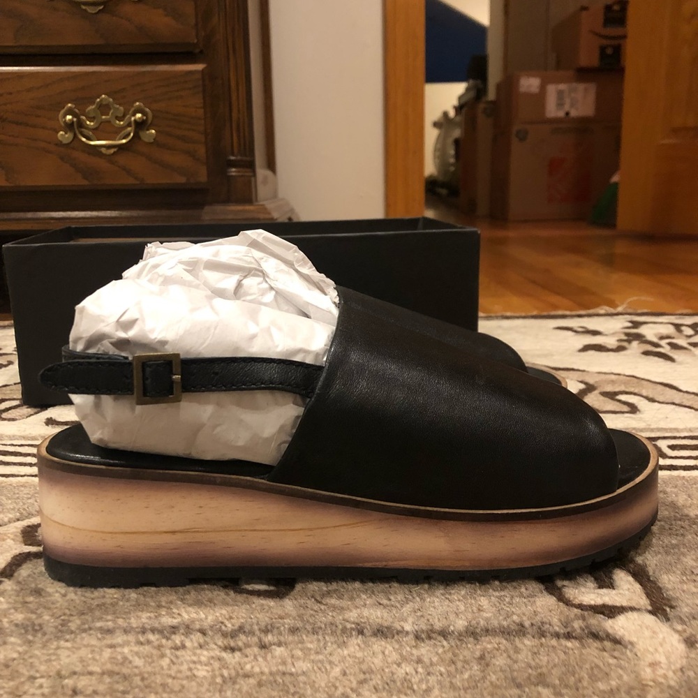 *NEVER WORN* Kelsi Dagger Platform Clog Sandals
